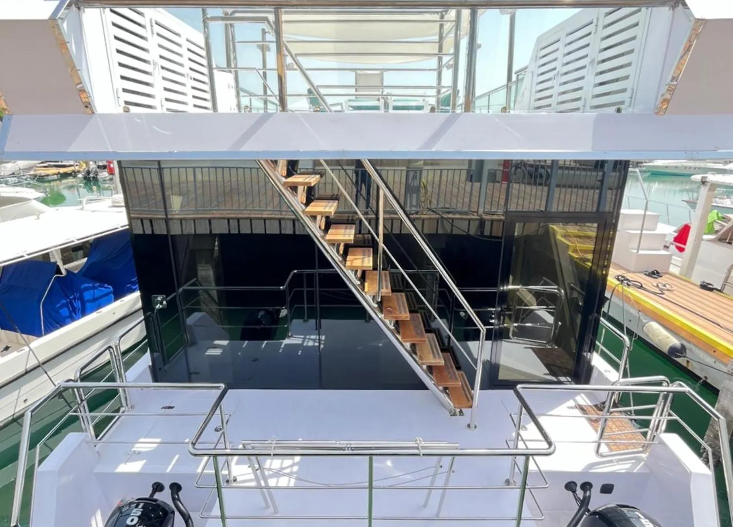 Solara Yacht Hotel Abu Dhabi Botel